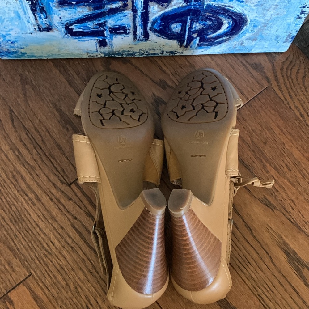 be Comfortable Blondo Heeled Sandals Tan Leather Peep Toe Sz 8M - Picture 15 of 16